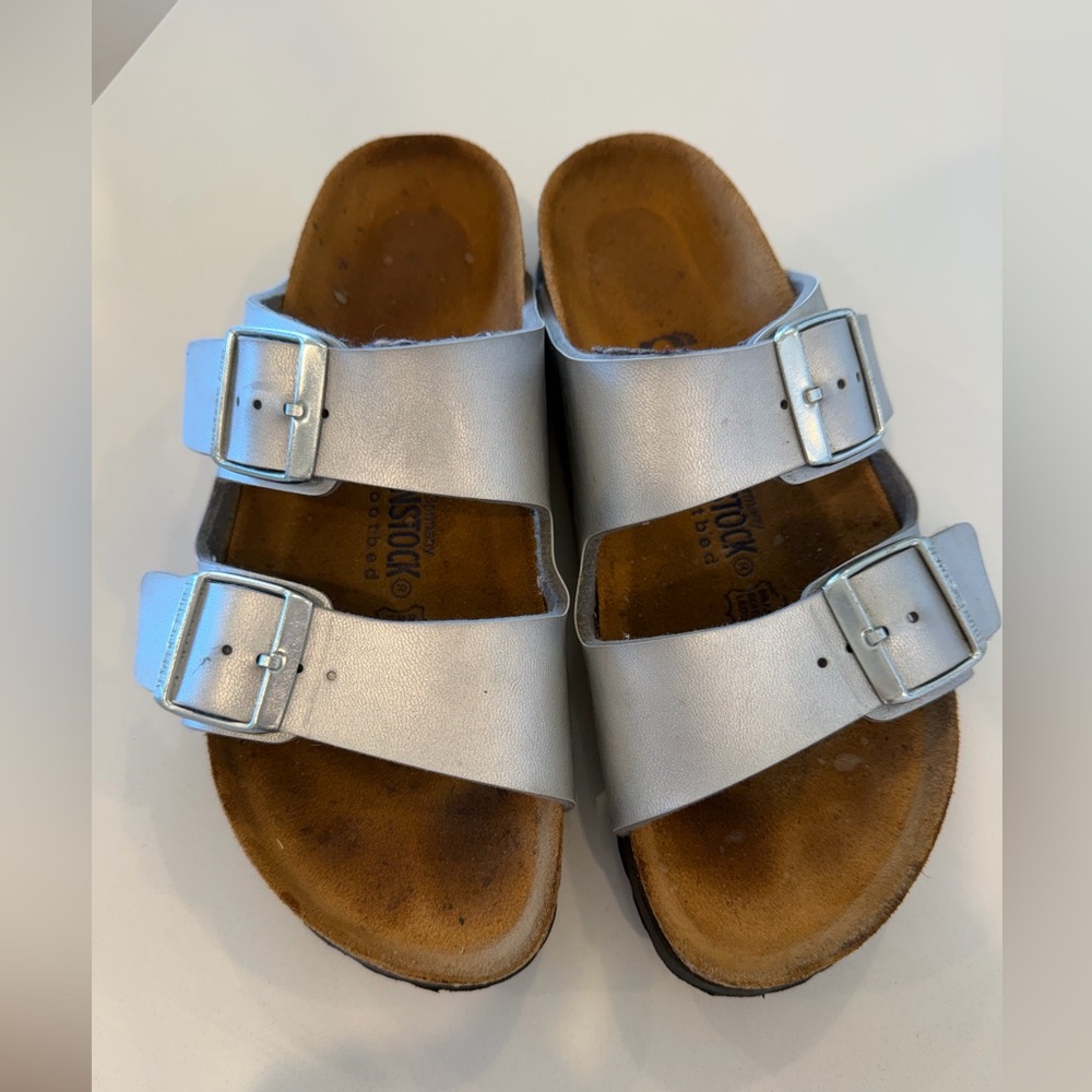 WOMEMS BIRKENSTOCKS ARIZONA SILVER SANDALS/SLIDES